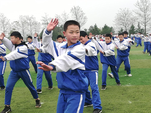 初一学生比赛结束后,该校初中部刘军老师即兴表演了一套"陈氏太极拳老