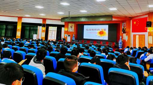 “追梦榜样的力量” ——江华一中举行2022届优秀毕业生回母校宣讲活动